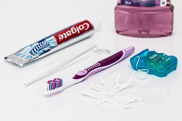 zubní pasta, kartáček a dentální nit