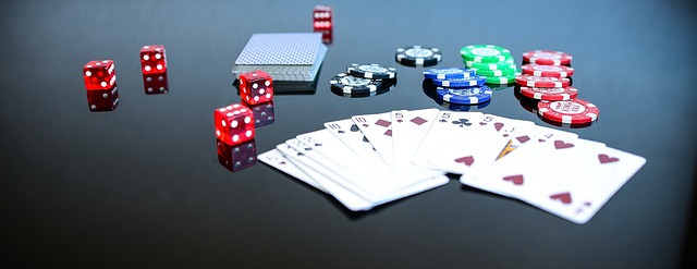 karty a kostky na poker